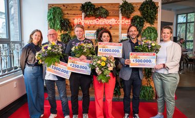 Mehrere gemeinnützige Organisationen, darunter PRIMAKLIMA e.V., werden als Postcode-Partner ausgezeichnet und erhalten eine zweckungebundene Fördersumme. 