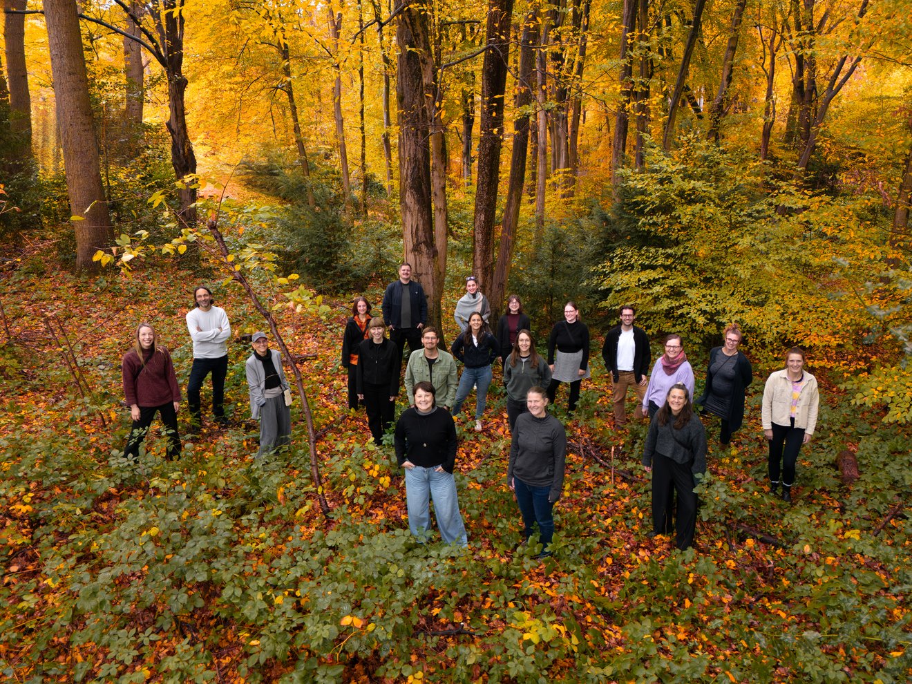 Das Team von PRIMAKLIMA e.V. in einem bunten Herbstwald.