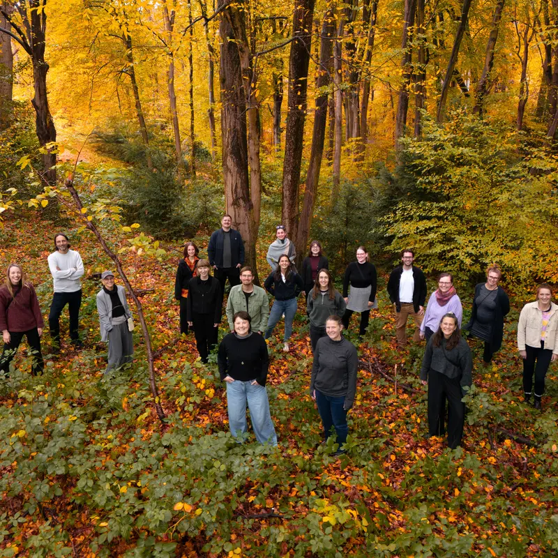 Das Team von PRIMAKLIMA e.V. in einem bunten Herbstwald.