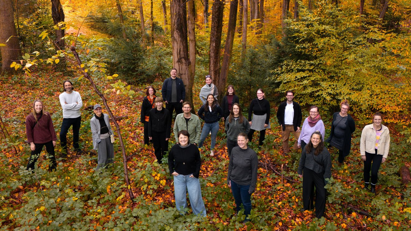 Das Team von PRIMAKLIMA e.V. in einem bunten Herbstwald.