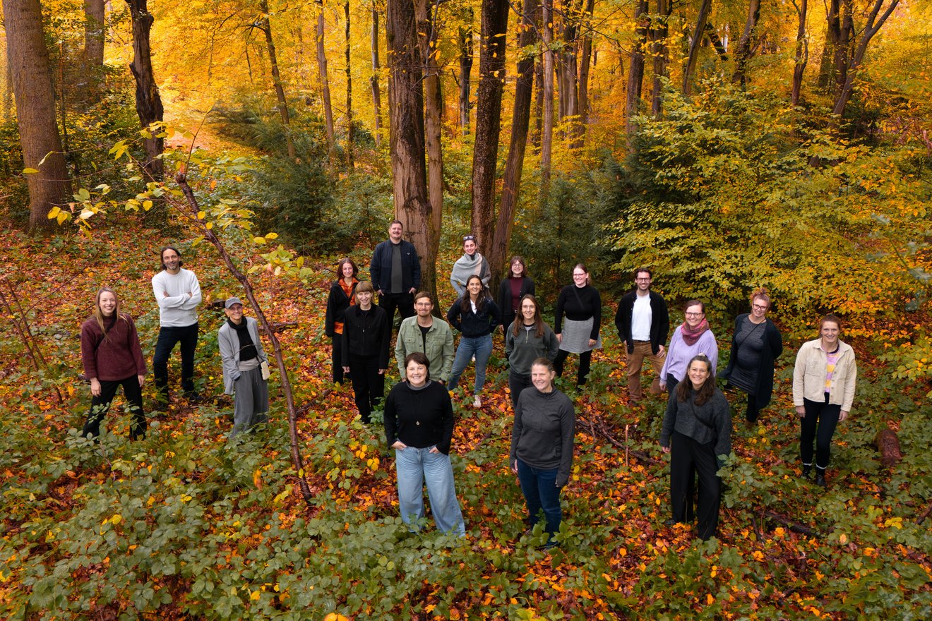 Das Team von PRIMAKLIMA e.V. in einem bunten Herbstwald.