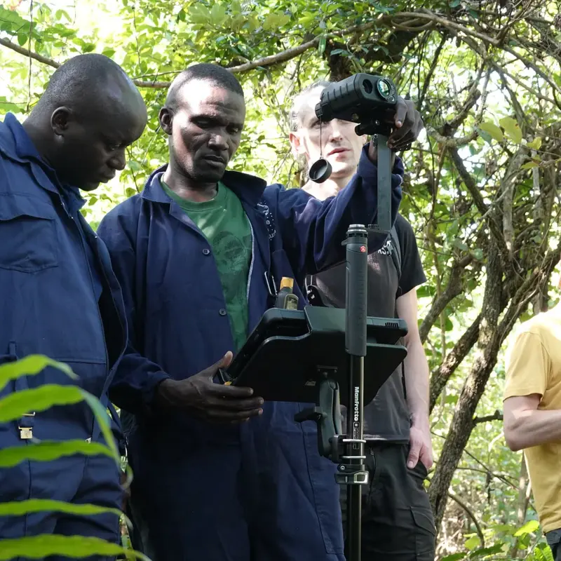 Projektmitarbeitende beim Kohlenstoff-Monitoring im Kibale-Nationalpark