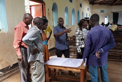 Katunguru_Workshops_1 Bei einem Community-Workshop in Uganda werden Erwartungen, Sorgen und konkrete Bedarfe herausgearbeitet.